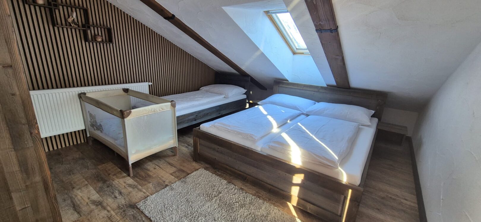 Podkrovný apartmán s balkónom do záhrady